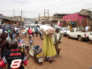 09_05_Kampala_carrying_3